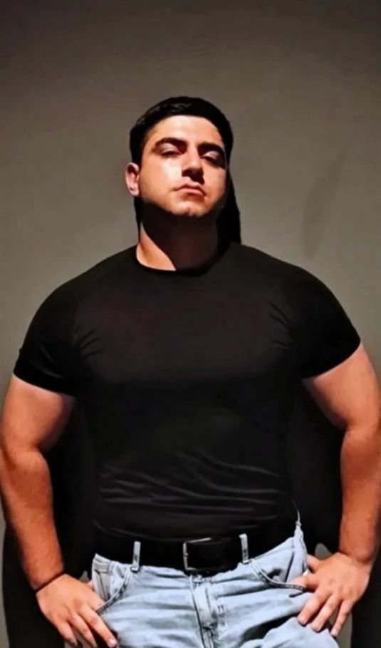 Murat Said Doğan’ın siyah tişörtle çekilmiş boy fotoğrafı